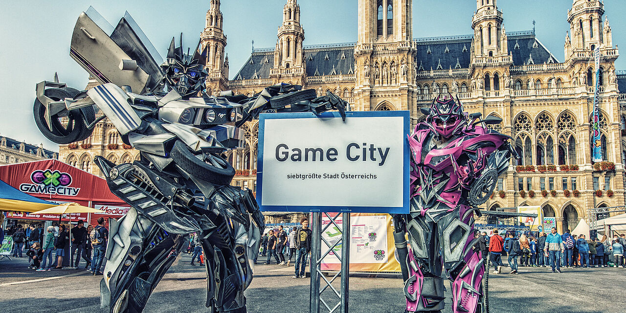 Game City Schild vor Rathaus