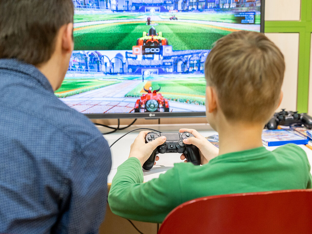 Familie spielt Rocket League